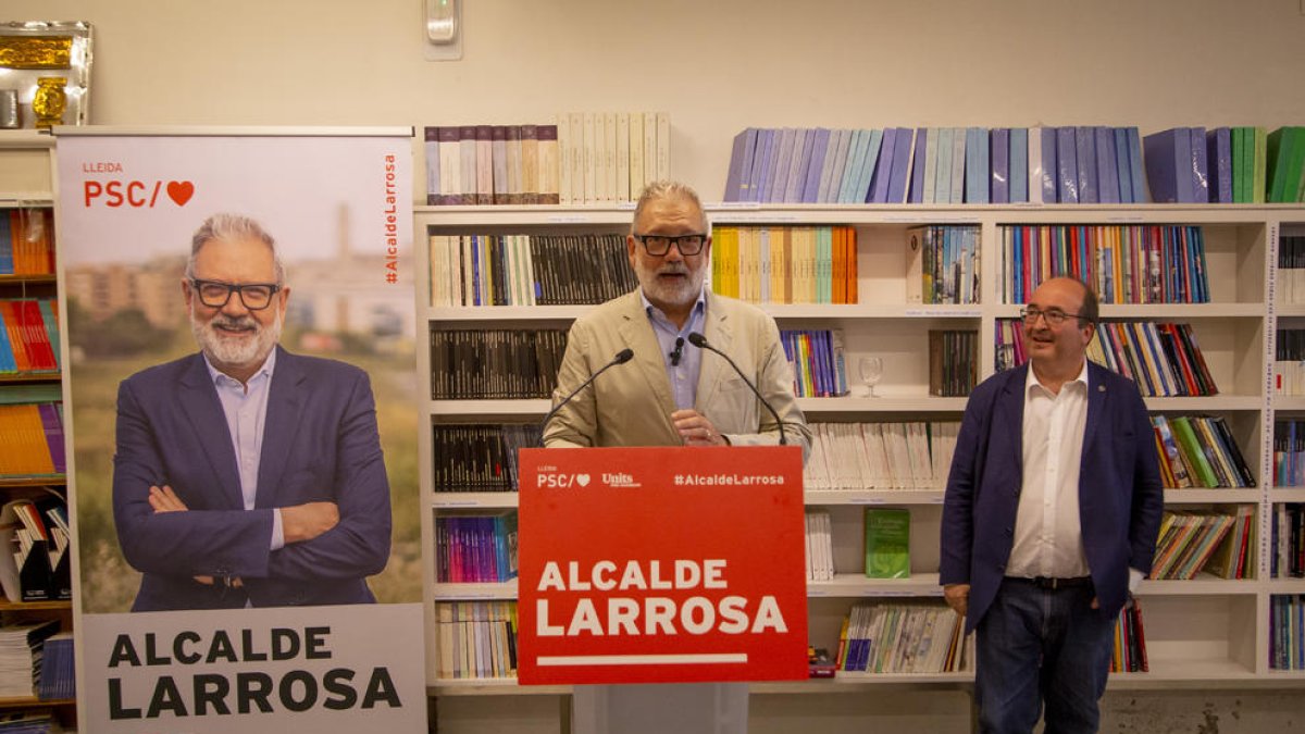 L’alcaldable del PSC a la Paeria de Lleida, Fèlix Larrosa, va estar acompanyat ahir pel ministre Iceta.