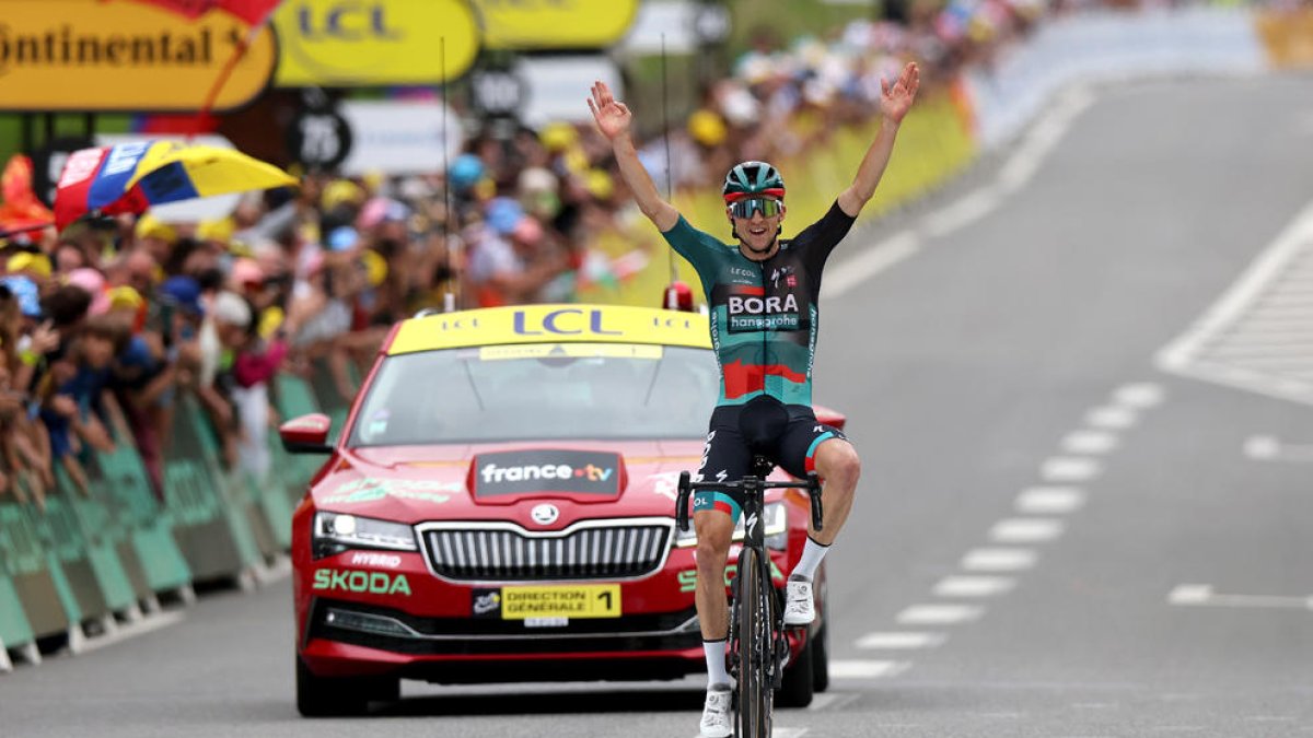 El australiano Jai Hindley, cruzando en solitario la línea de meta.