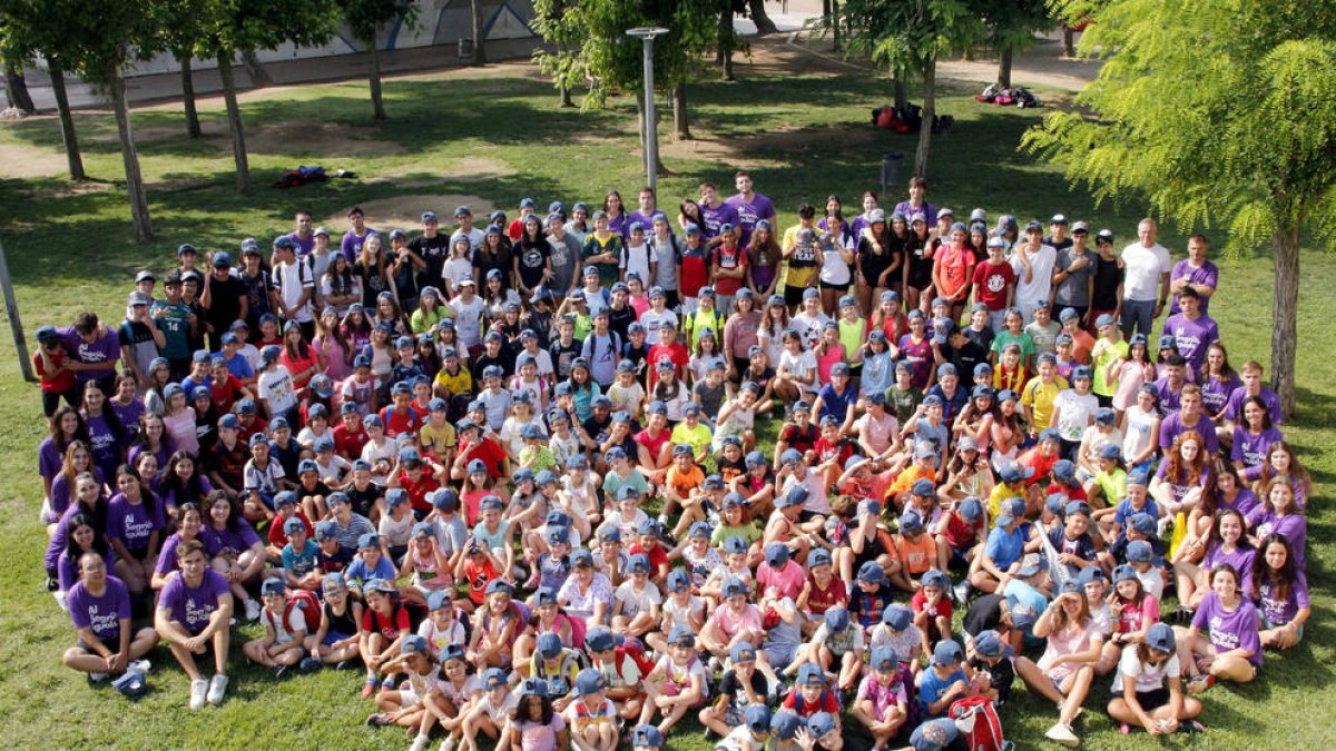 Imagen con todos los participantes en el primer turno de les Estades que organiza cada año el ayuntamiento de Alpicat.