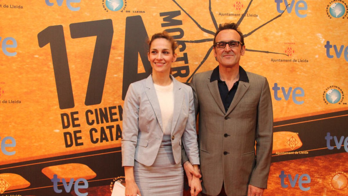 Alberto Iglesias, y su esposa, en el photocall de La Llotja en la decimoséptima Mostra celebrada en el 2011