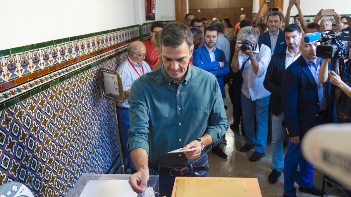 El presidente español y candidato del PSOE a las elecciones, Pedro Sánchez, vota el 23-J.