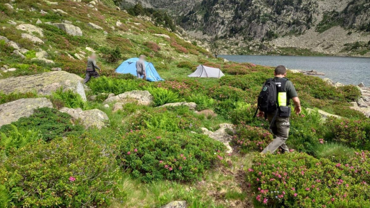 Imatge d'arxiu d'una acampada il·legal al Parc Natural de l'Alt Pirineu.