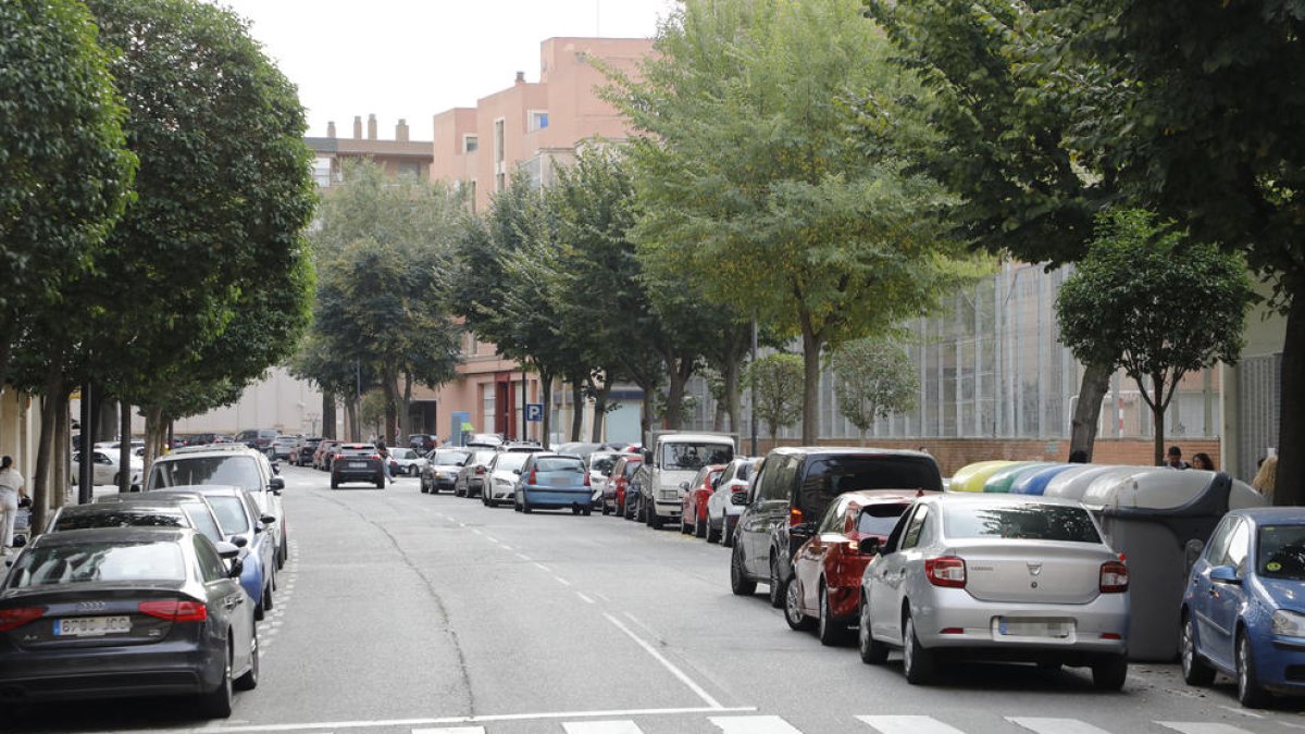 Diversos turismes estaven ahir estacionats en doble fila al carrer Segòvia