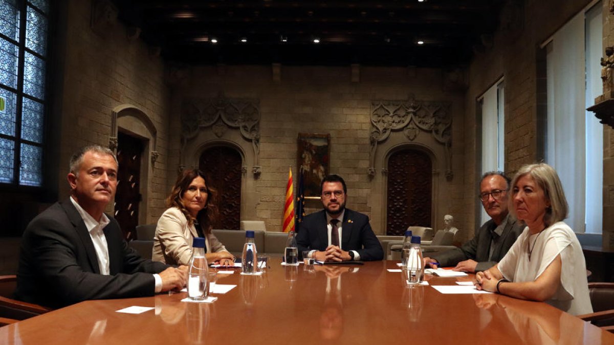 Aragonès y Vilagrà, ayer junto a los líderes de las entidades independentistas.