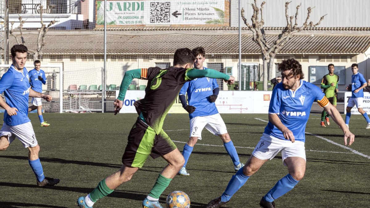 Una acción del partido que disputaron ayer el Cervera y el Castellserà.