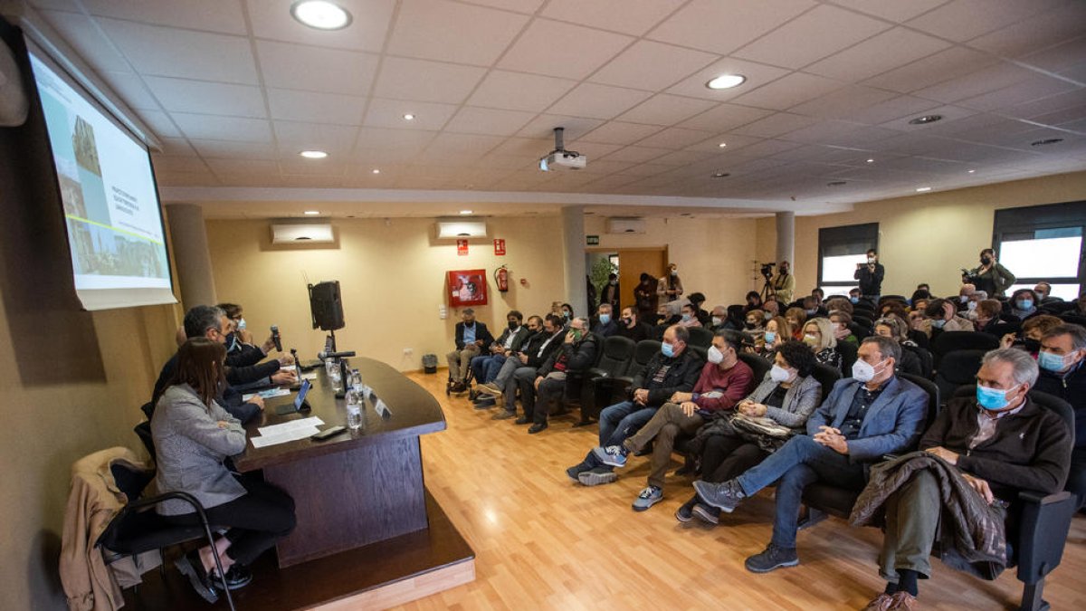 El Govern presentó ayer a alcaldes y vecinos el plan de choque contra la despoblación que activará en Les Garrigues Altes. 