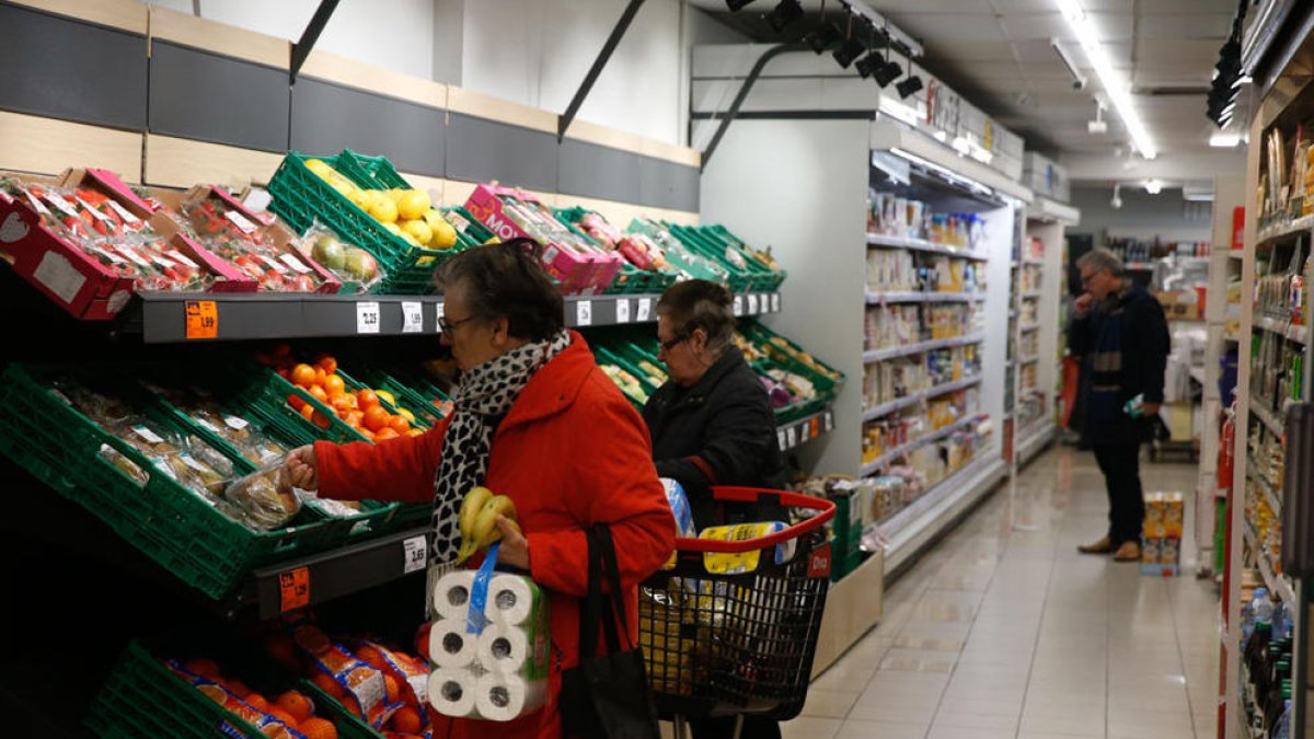 Diverses persones fan la compra en un supermercat, en una imatge d’arxiu.