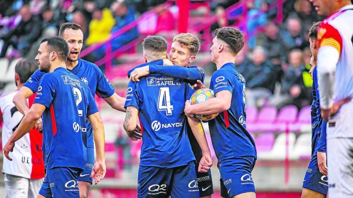 Los jugadores del Atlètic Lleida celebran el tanto del empate frente al Rubí.