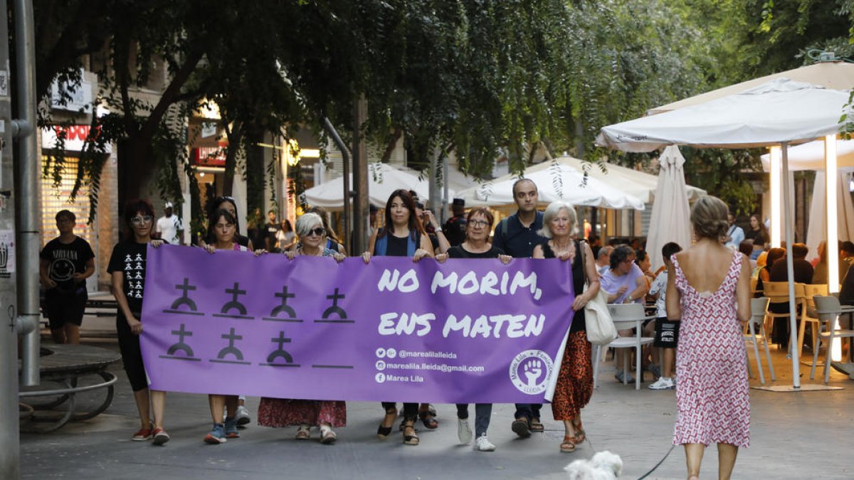 Marcha contra los feminicidios que salió ayer desde la plaza Ricard Viñes de Lleida. 