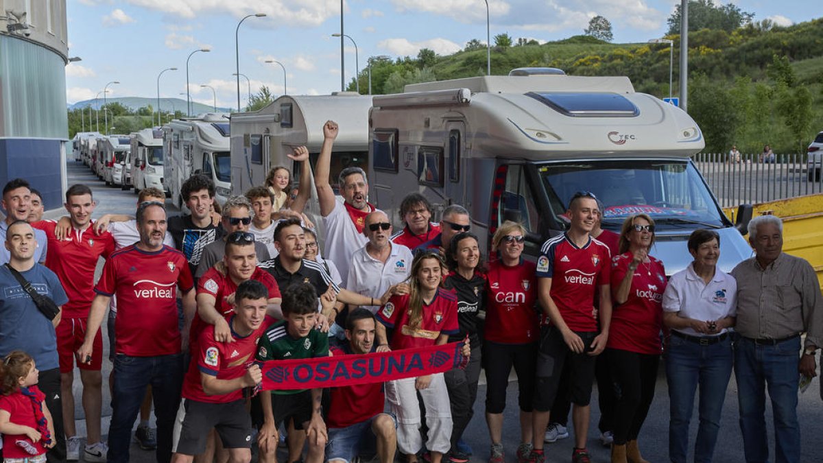 Aficionados de Osasuna, en ruta hacia Sevilla para vivir la final.