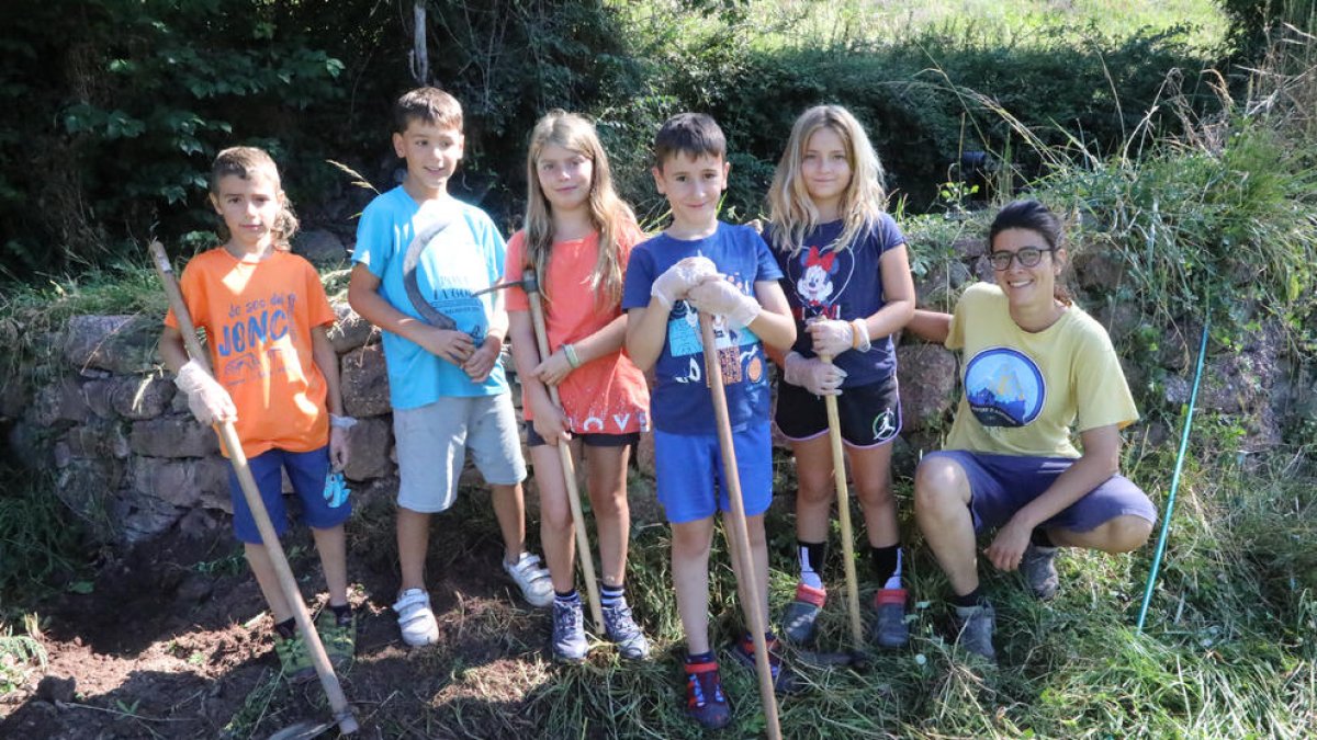 Un grupo de niños de Balaguer participaron en un campo de trabajo que colabora en la adecuación de caminos de la Vall de Siarb. 