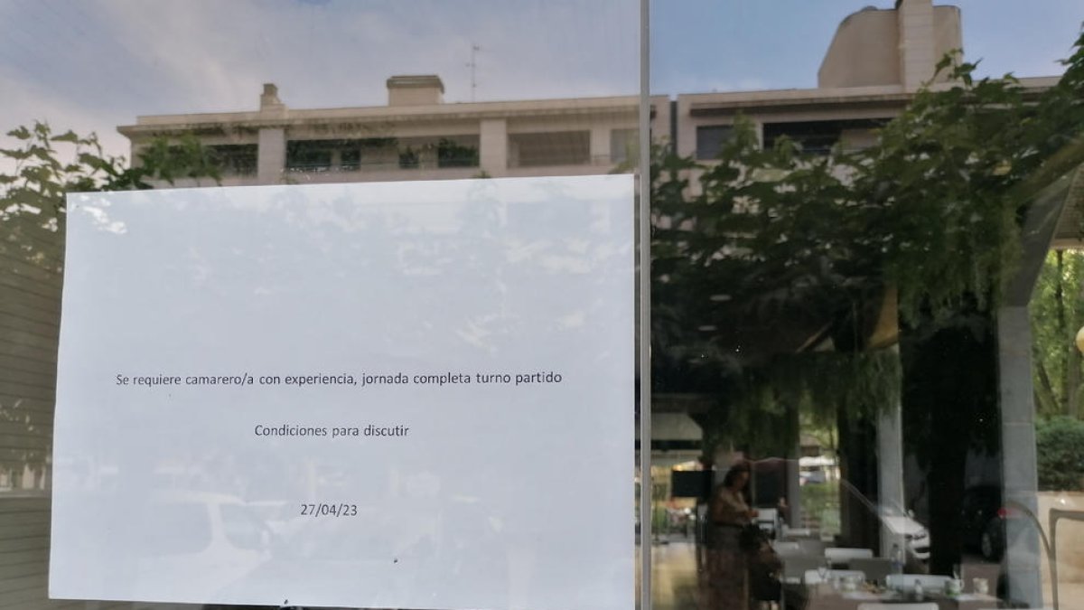 Un cartel en un establecimiento hostelero que necesita personal.