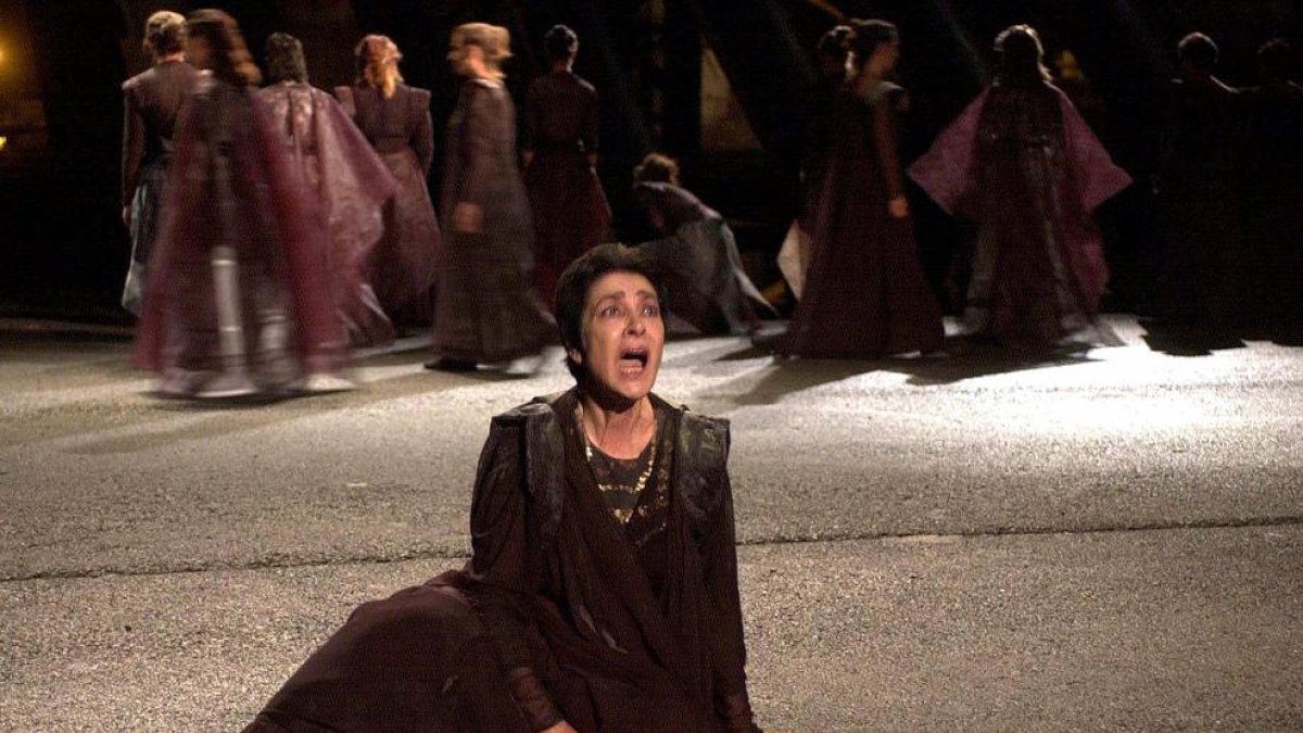 L'actriu grega Irene Papas interpretant Hècuba durant un moment de l'assaig general de Les Troianes d'Eurípides, en foto de 2001