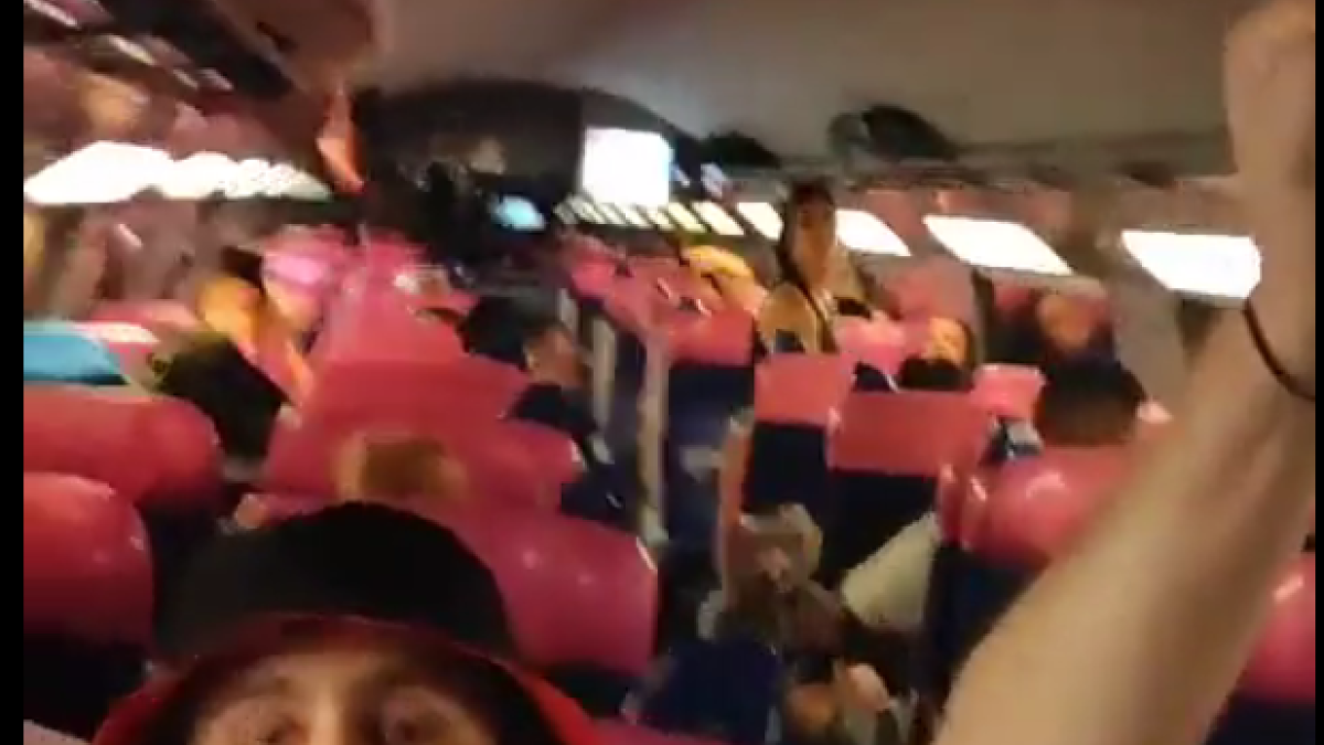 Passatgers atrapats al tren de Ouigo cantant 'Resistiré'