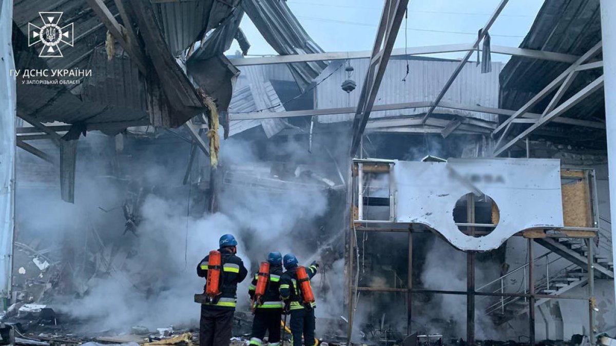 Bombers extingeixen un incendi al lloc d’un atac a Zaporíjia, al sud-est Ucraïna.