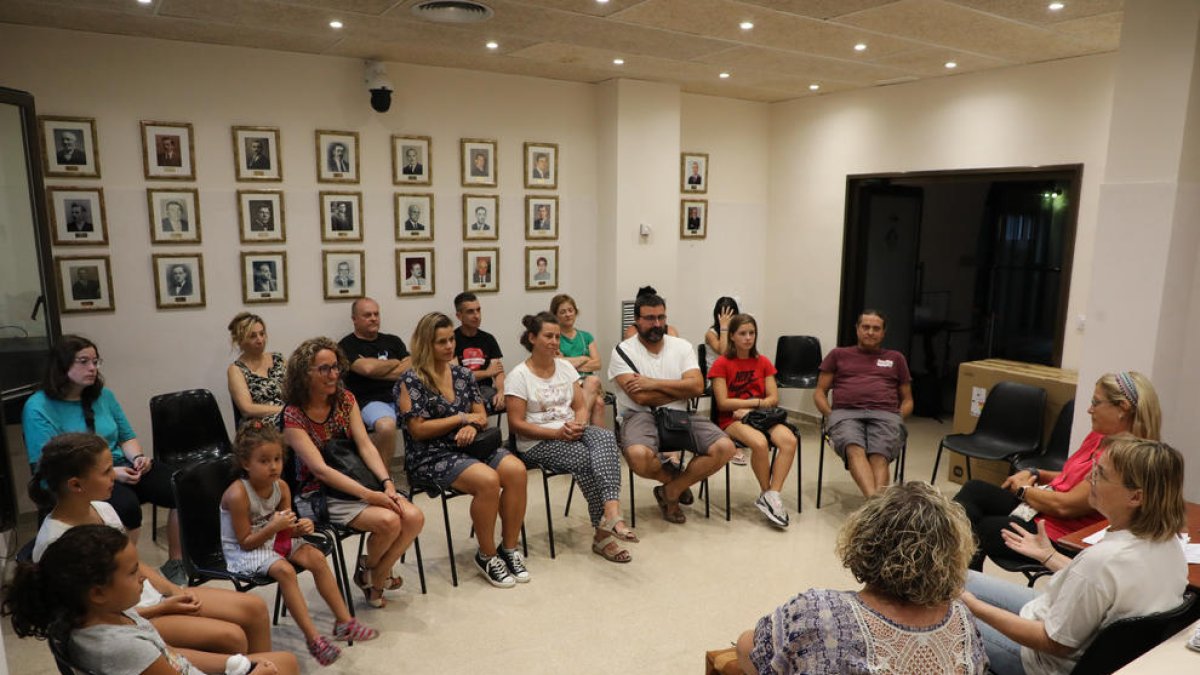 Una veintena de vecinos de Torres de Segre se presentaron voluntarios en la primera reunión.
