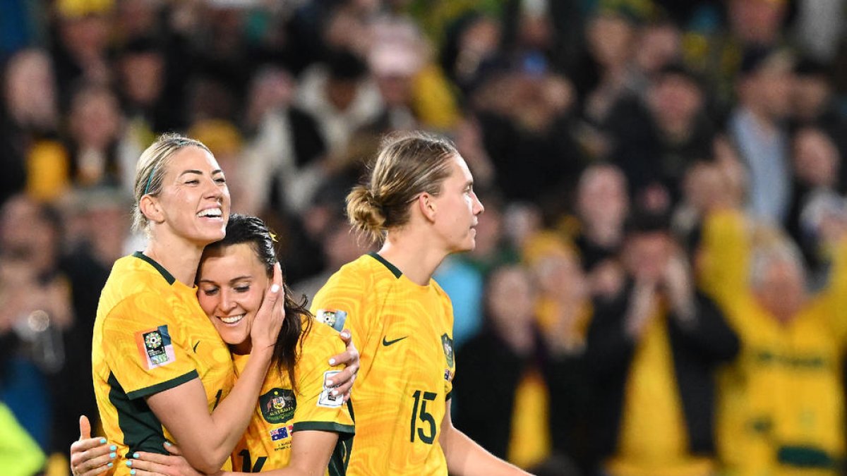 Jugadoras de Australia celebran uno de los goles que les dio la clasificación para cuartos de final.