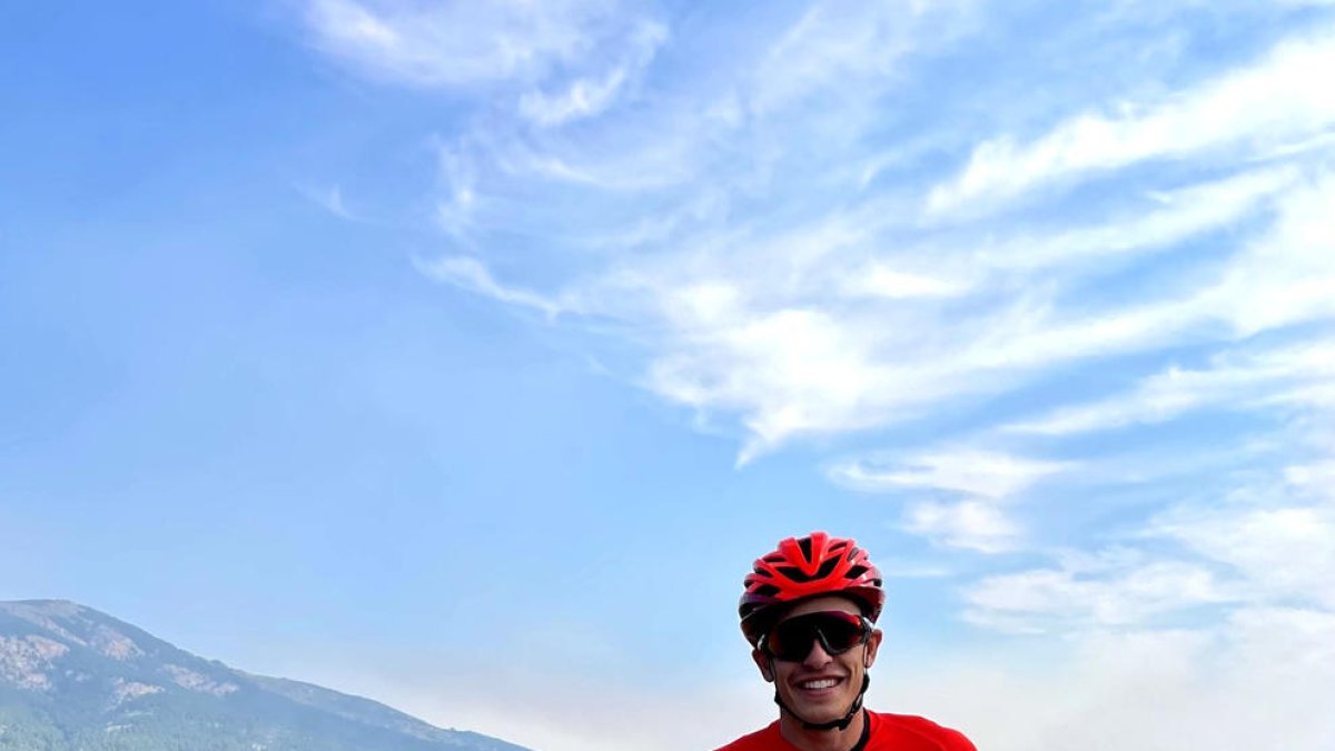 Marc volvió a subirse a la bicicleta y colgó una foto en su Twitter. 