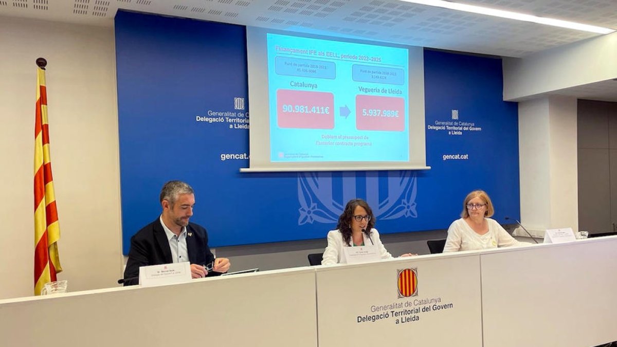 La consellera de Igualdad y Feminismos, Tània Verge, con el delegado del Govern en Lleida, Bernat Solé, y la directora de los servicios territoriales del Departamento en Lleida, Elena Fuses.