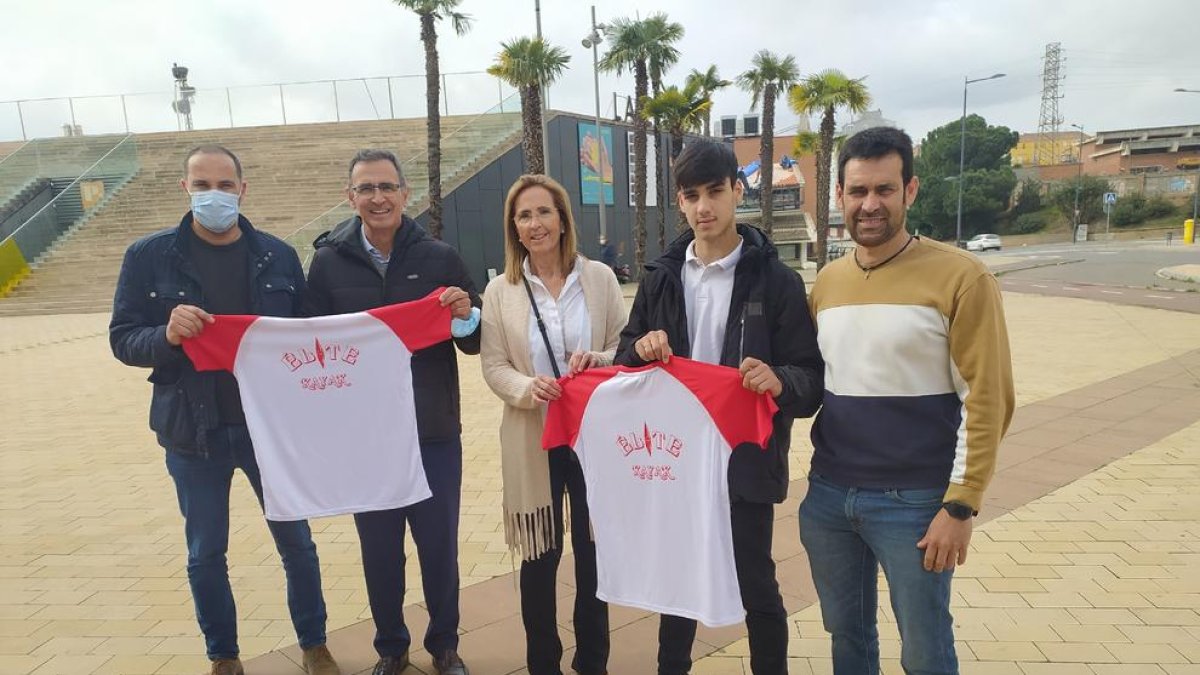 José Alfonso Siegrist, segundo por la izquierda, junto a otros miembros del nuevo club.