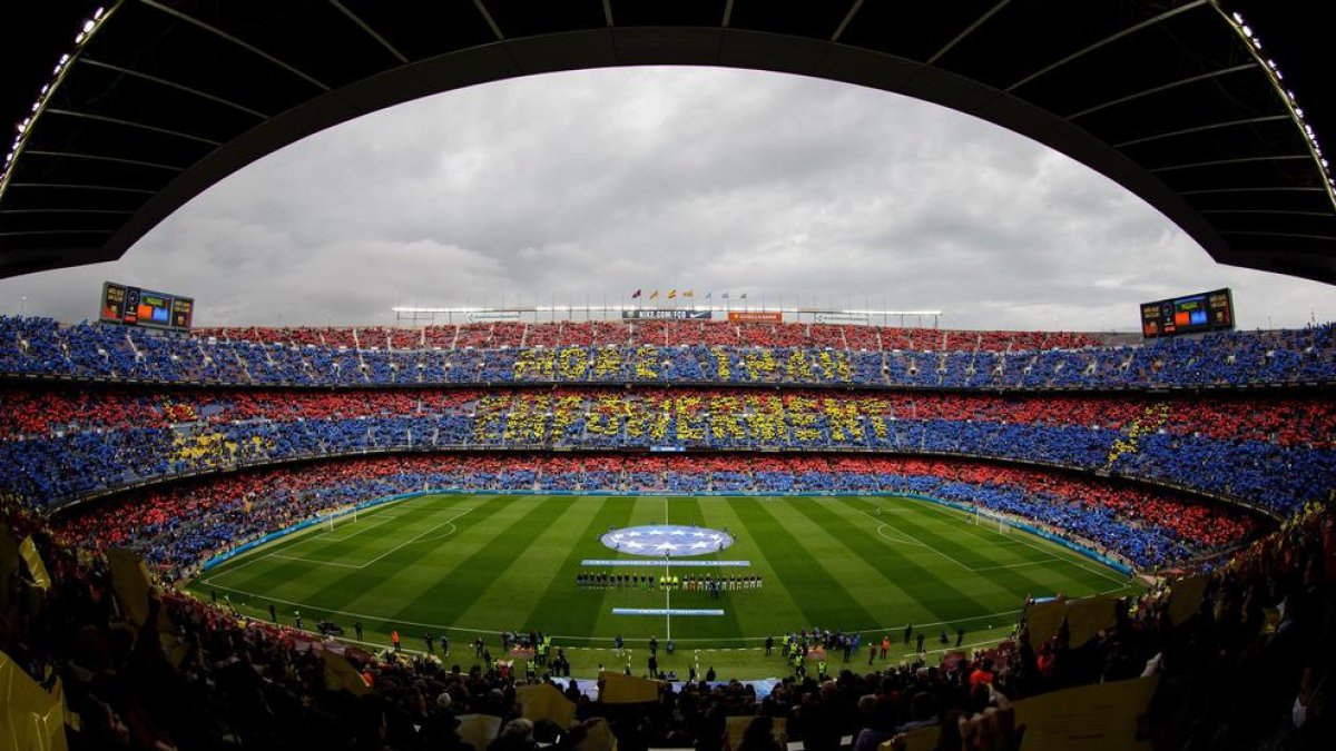 La grada del Camp Nou va lluir un mosaic amb el missatge ‘More than empowerment’ (més que empoderament).