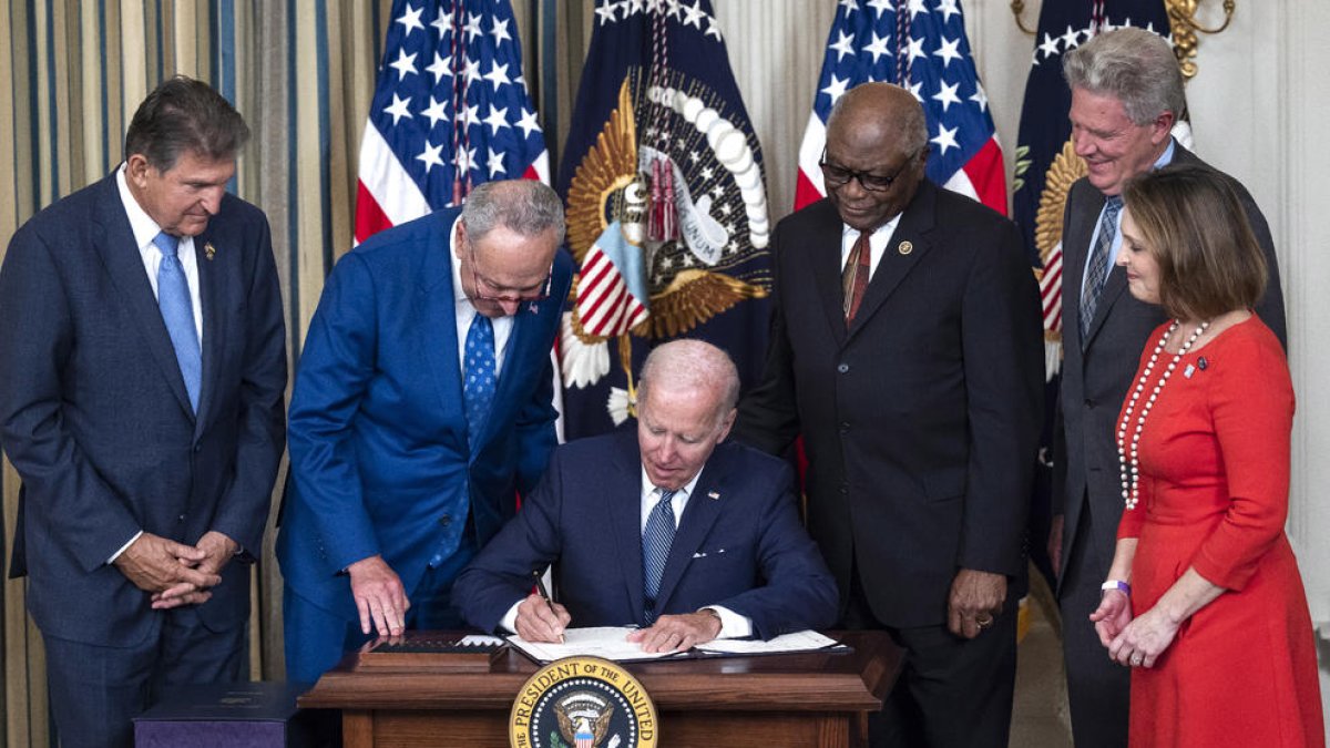 El presidente de EEUU, Joea Biden, en el momento de la firma.
