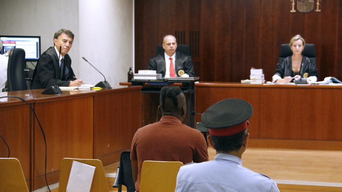 El acusado de abusar de la hija de su pareja cuando la niña tenía 6 años, en el juicio en la Audiencia de Lleida.