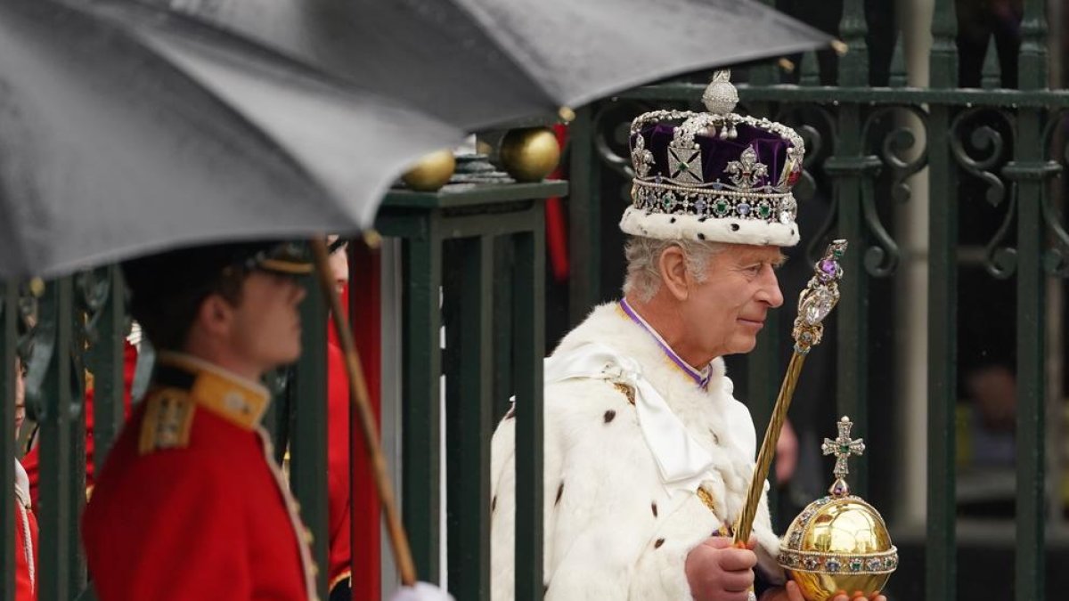 El rey Carlos III abandona Westminster con la corona imperial del estado al acabar su ceremonia de coronación.