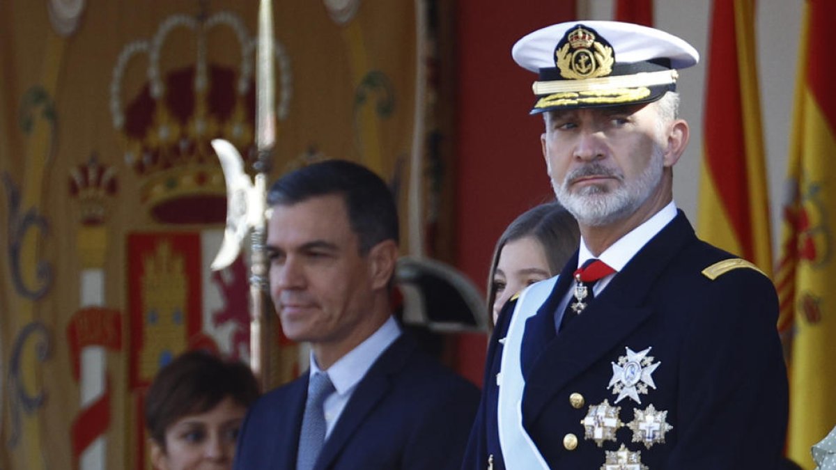 El rei Felip VI presideix la desfilada del Día de la Festa Nacional, aquest dimecres, a Madrid, acompanyat per la infanta Sofia i pel president del Govern espanyol, Pedro Sánchez.