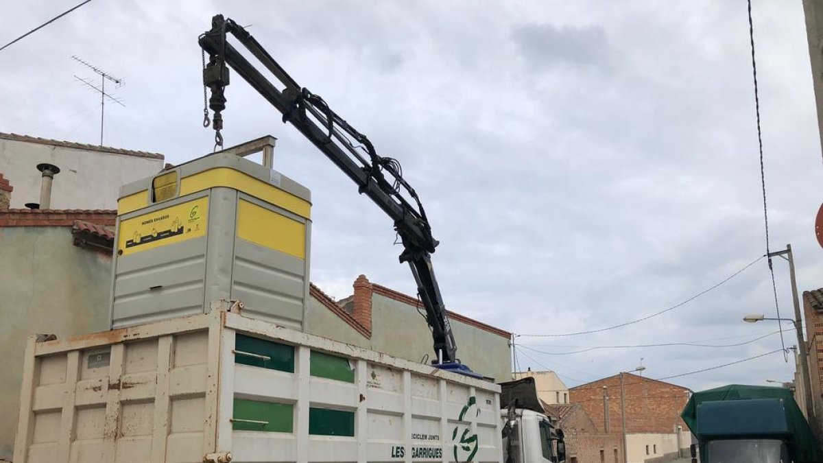 Retirada de contenedores ayer en Arbeca.