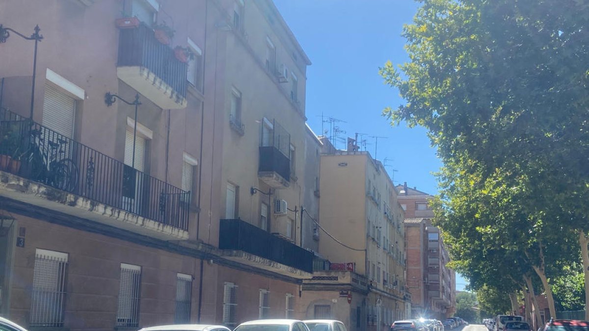 El incendio de ayer tuvo lugar en una vivienda de la calle Beat Francesc Castelló Aleu de Lleida. 