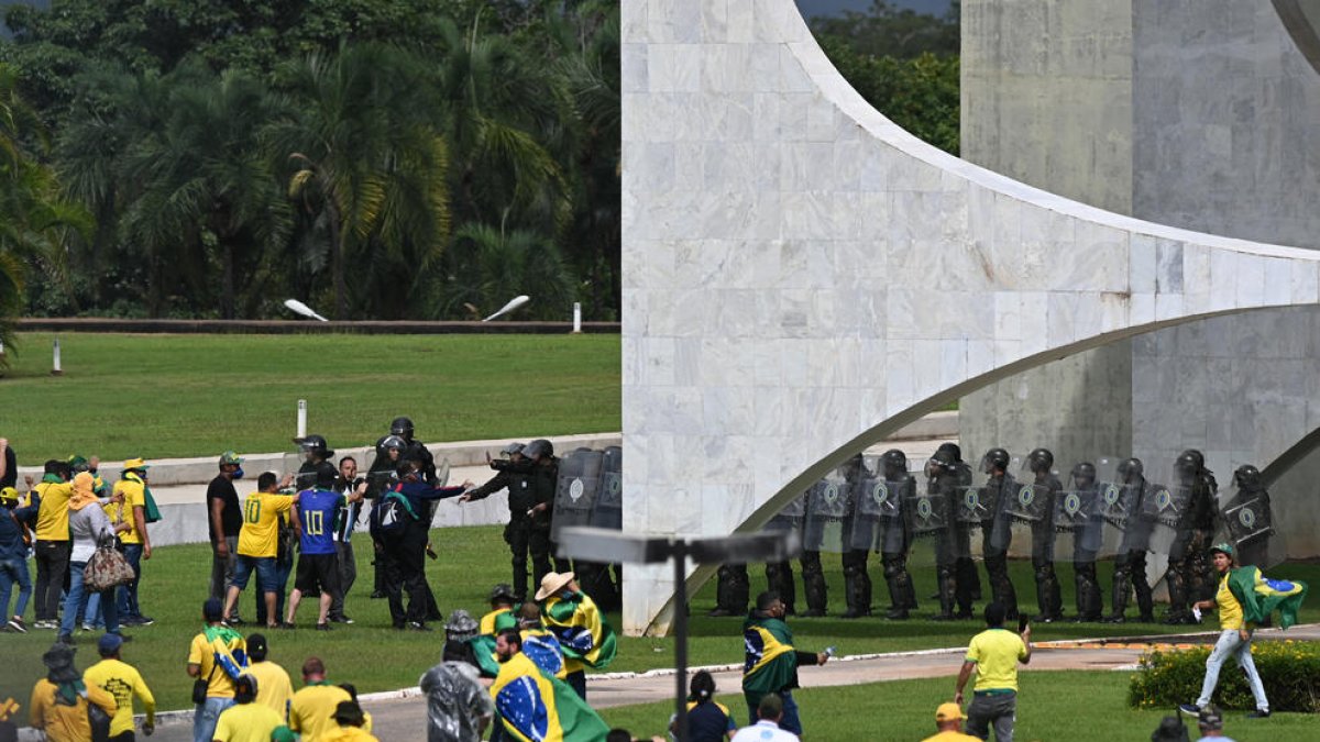 Bolsonaristes radicals envaeixen el Palau presidencial del Brasil