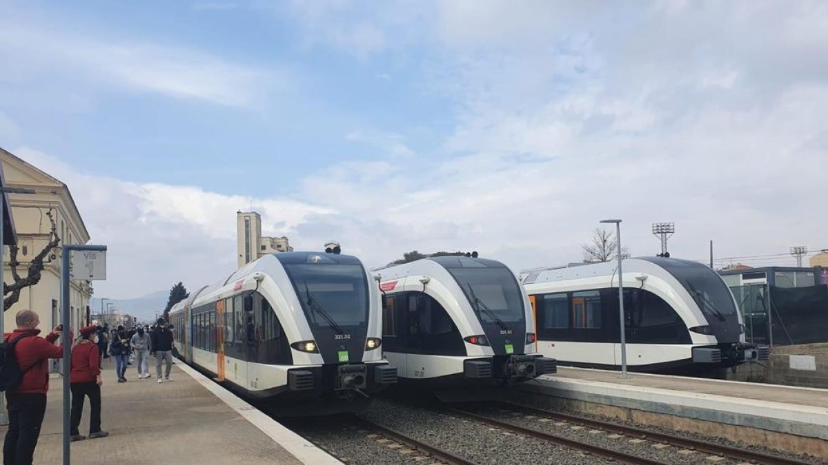 Els tres trens del trajecte de la línia de Lleida a la Pobla.