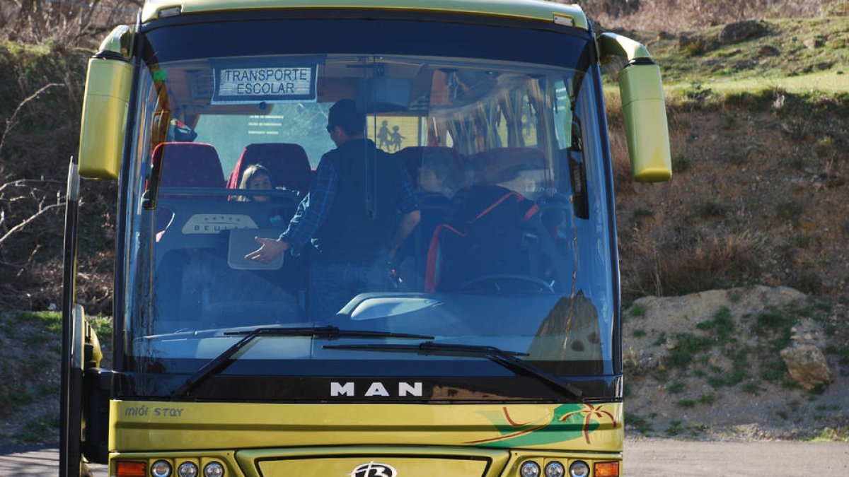 Imagen de archivo de un bus de transporte escolar del Sobirà. 