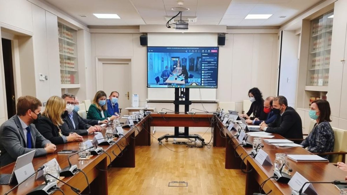 Representantes locales y del ministerio se reunieron en Madrid.