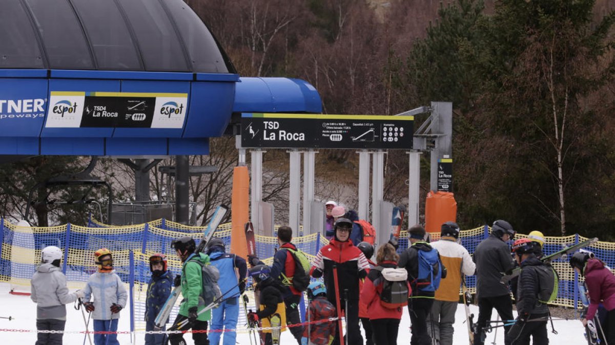 Esquiadors ahir a les pistes d'Espot, al Pallars Sobirà.