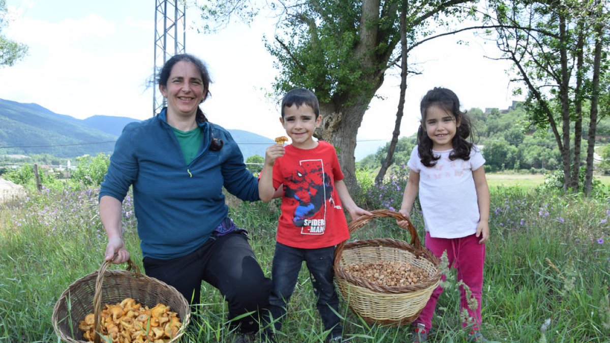 Eva Campi amb els seus fills després de recollir dos cistells de bolets als boscos de la Cerdanya de Lleida