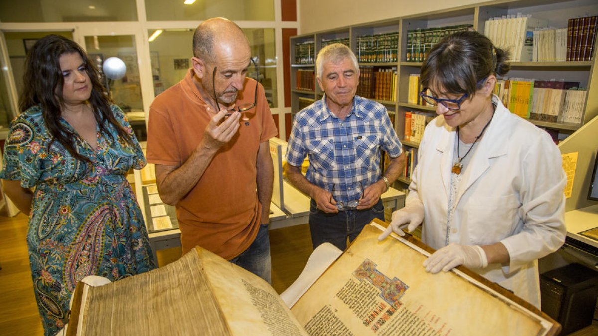 La gegantina Bíblia de Lleida, ‘estrella’ de l’exposició que pot visitar-se a l’Arxiu Capitular.