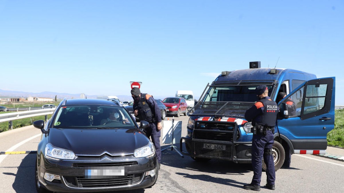 Imatge d’un control de mobilitat el 16 de març del 2021 a l’A-22 a Almacelles.