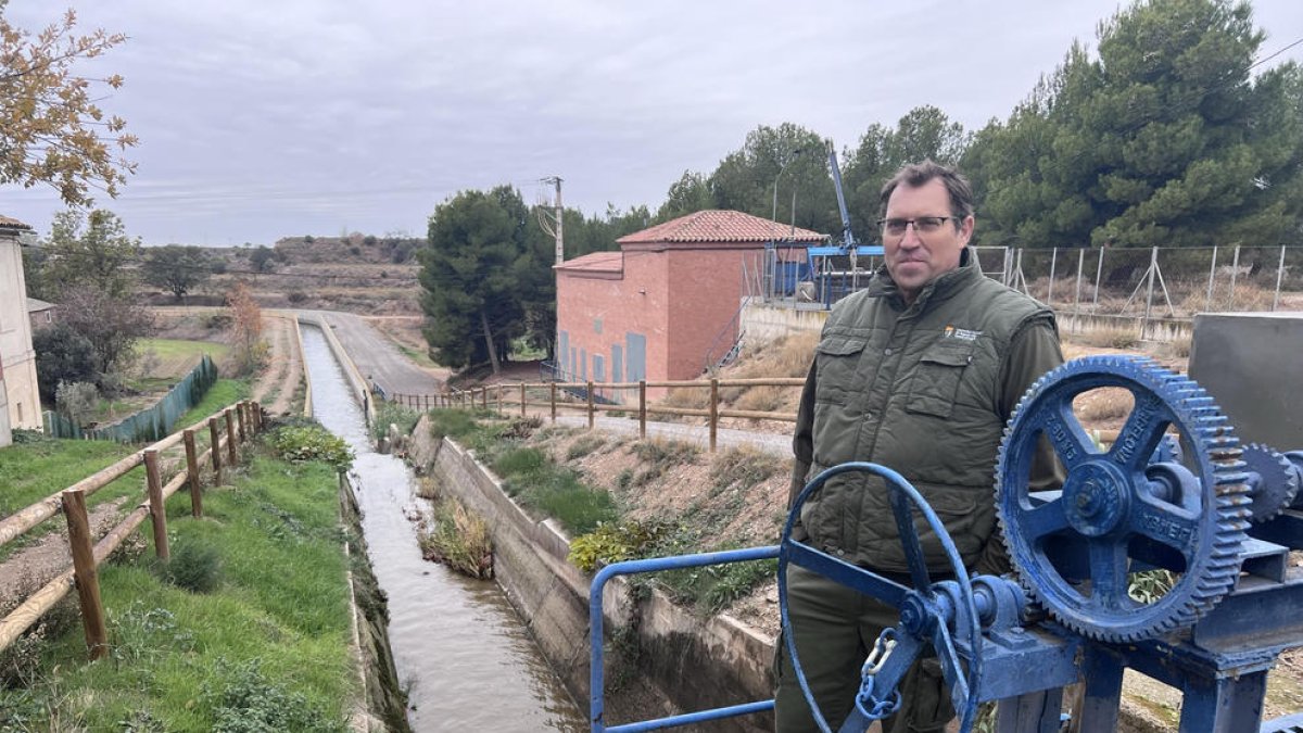 Pla pilot - Penelles va acollir ahir la presentació del projecte pilot en un tram de dos quilòmetres del Canal d’Urgell. Mostra com serà la infraestructura quan estigui modernitzada. A la imatge, Josep Ramon Torres, un dels guardes del canal i ...