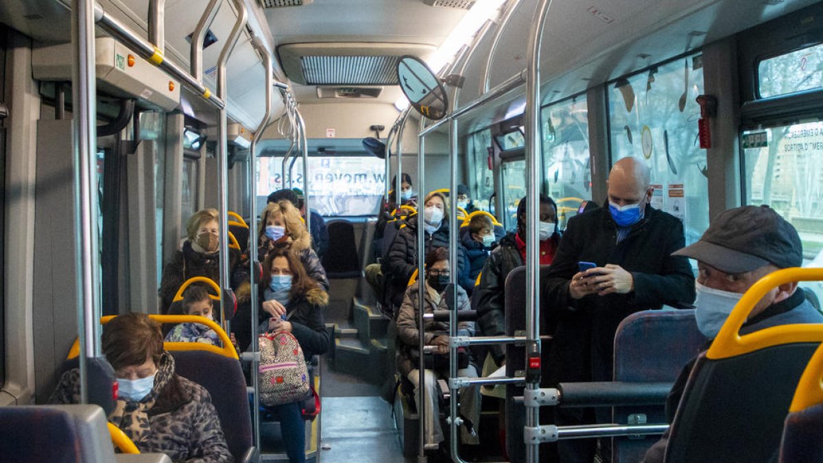 Usuaris d’un autobús urbà de Lleida, ahir amb mascareta.