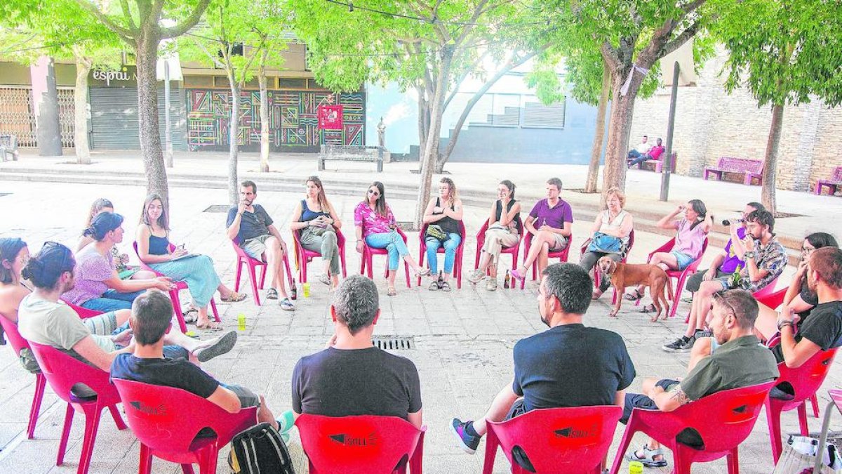 Un moment de la xarrada ahir a Tàrrega contra els Jocs.