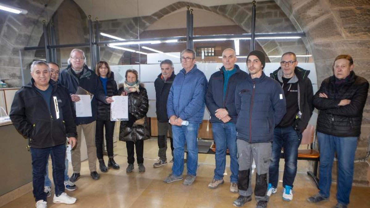 Alguns dels comerciants afectats pel carril bici que ahir van presentar firmes a la Paeria.