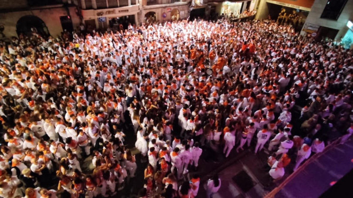 El ‘coetasso’ de inicio de las fiestas congregó la noche del martes a una marea blanca y naranja en el paseo Barrón de Fraga.  