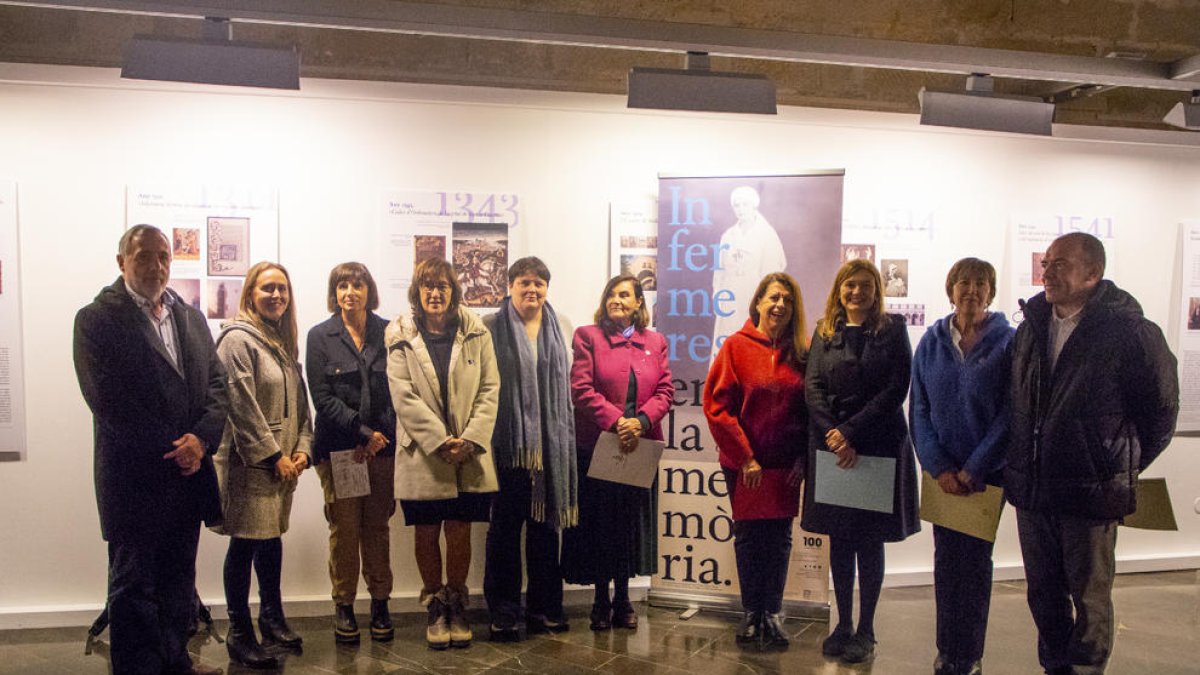 Representantes del IEI, la Paeria, la Diputació, el COILL y el departamento de Salud, ayer durante la inauguración de la exposición. 