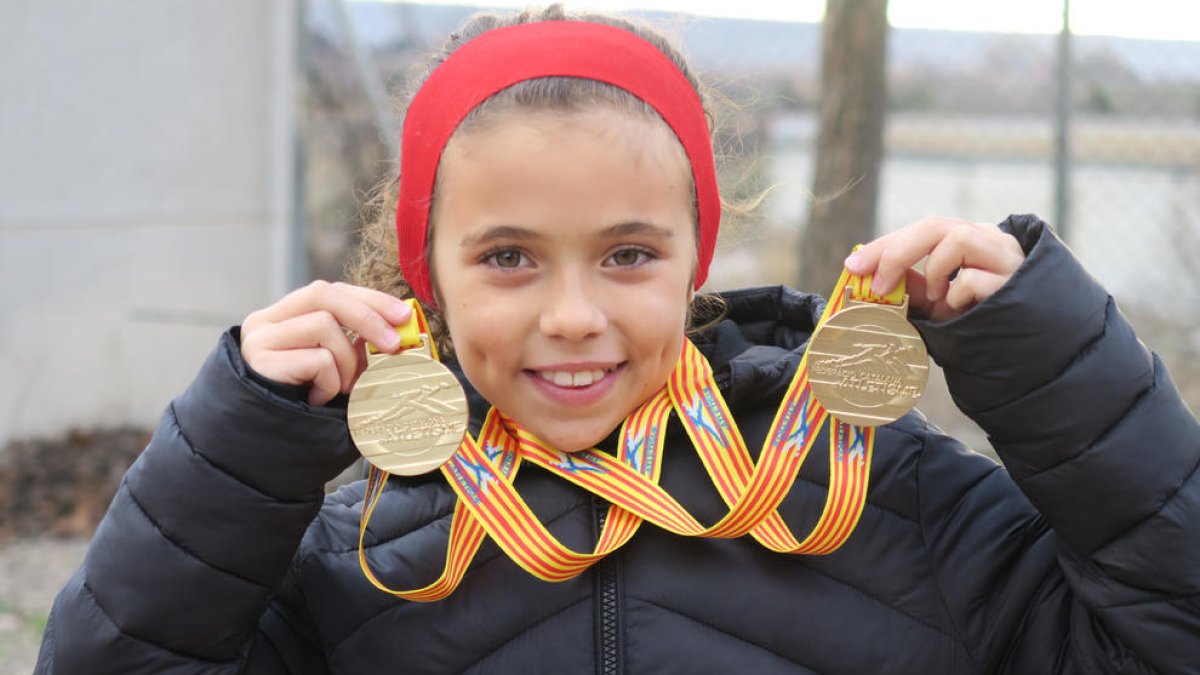 Alba Capell Quirós mostra les dos medalles d’or aconseguides en tot just tres setmanes.