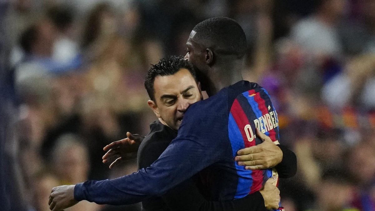 Xavi abraza a Dembélé después de que el francés marcara su gol.