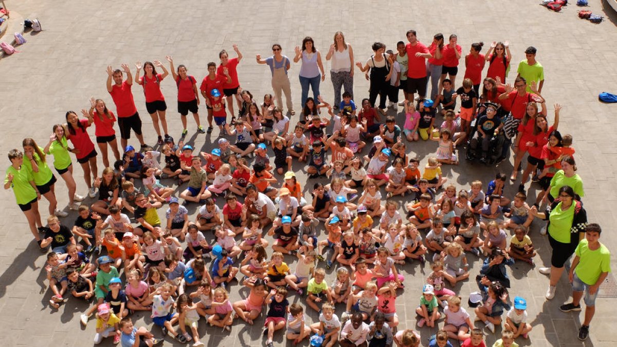 Foto de grupo de pequeños, monitores y representantes del consistorio de Tàrrega. 