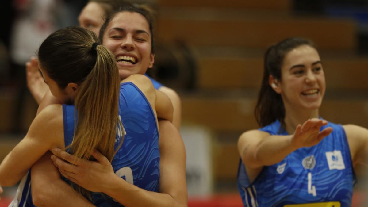 Laura Peña i Júlia Soler s’abracen després de la victòria.