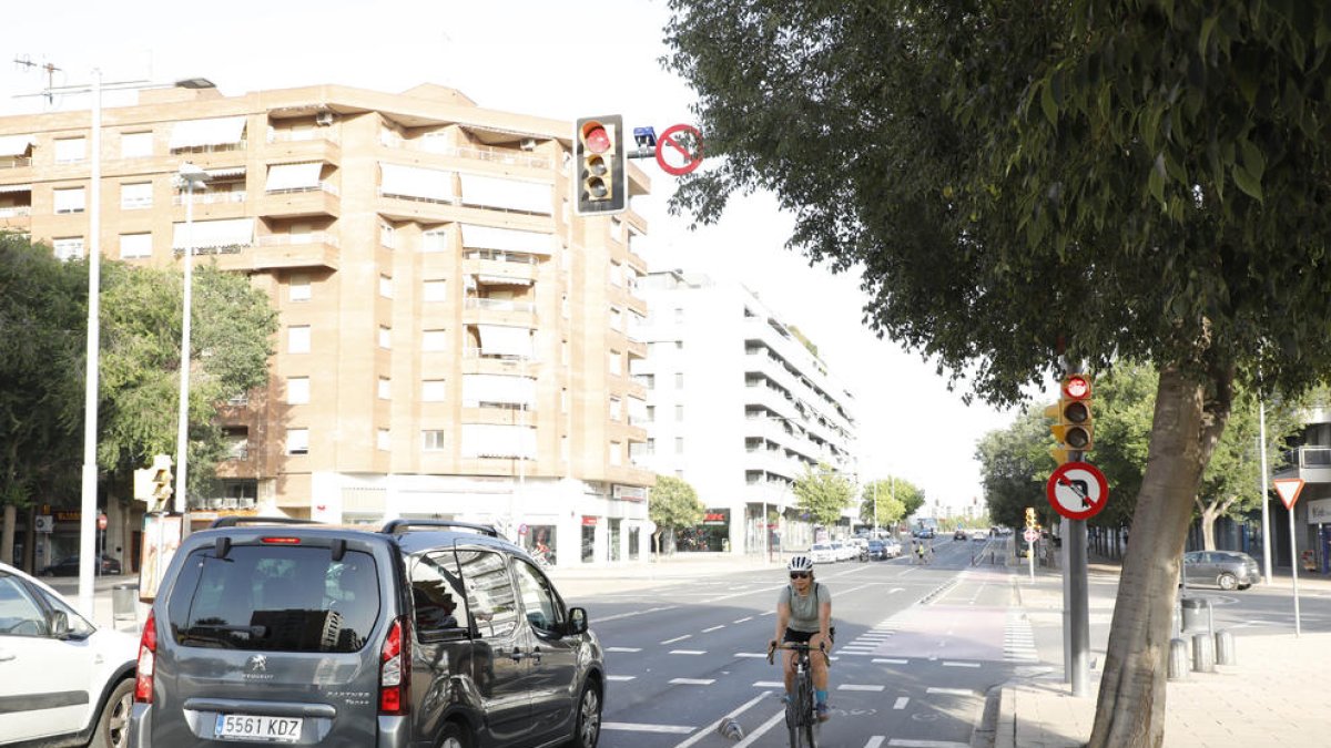 El semáforo de la avenida Estudi General donde han instalado cámaras de control de la futura ZBE. 